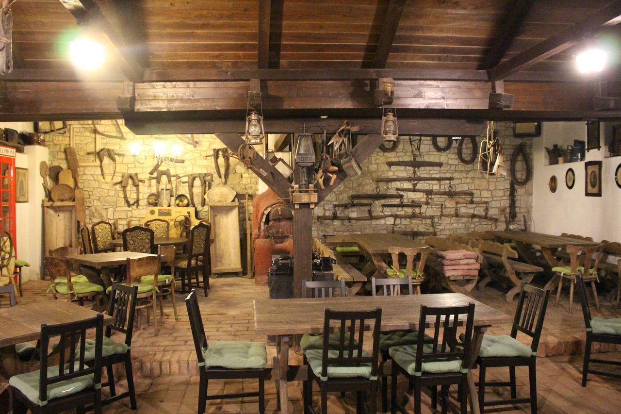Hotel Cerny Kun Louny Exterior foto