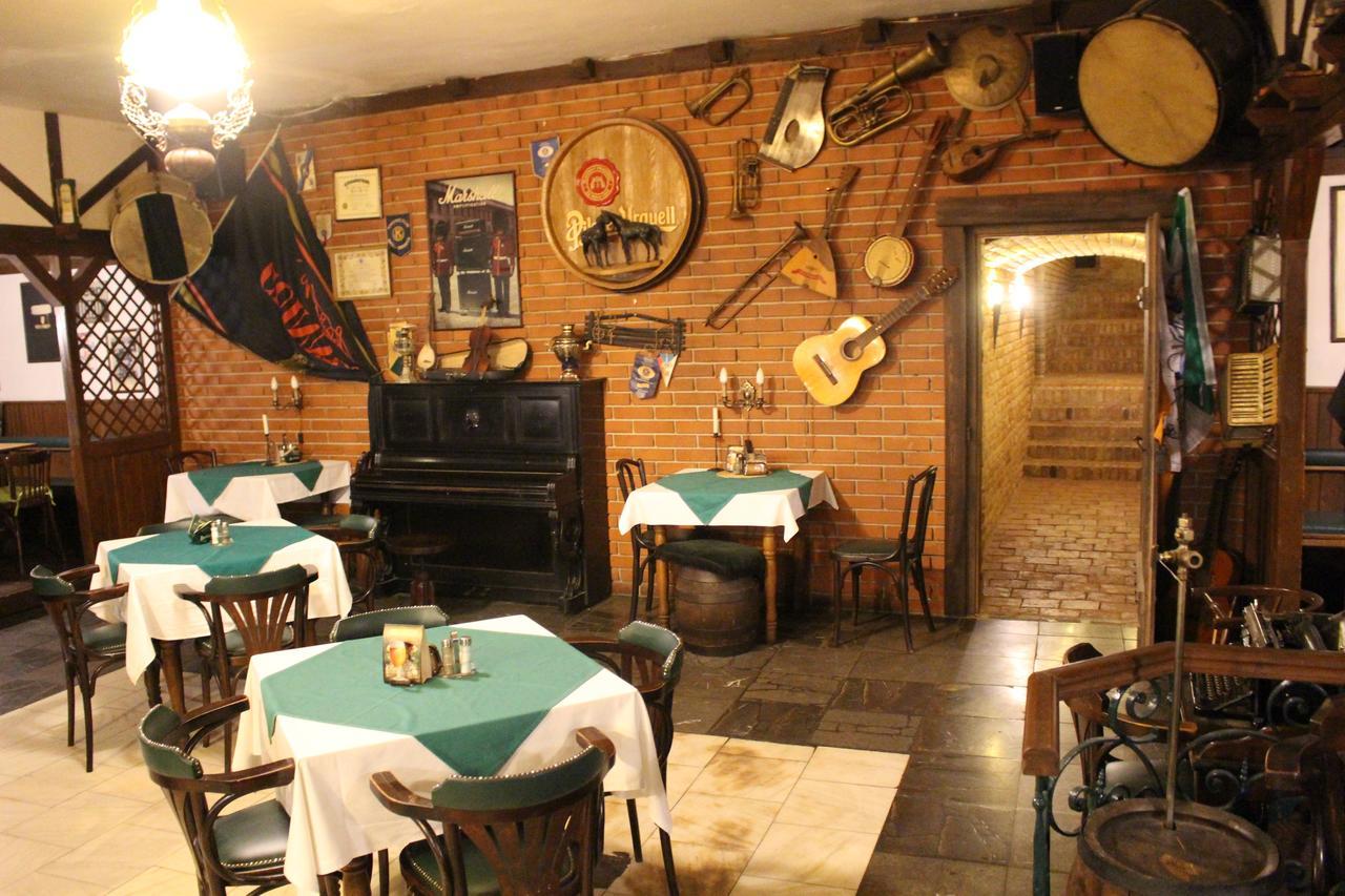 Hotel Cerny Kun Louny Exterior foto