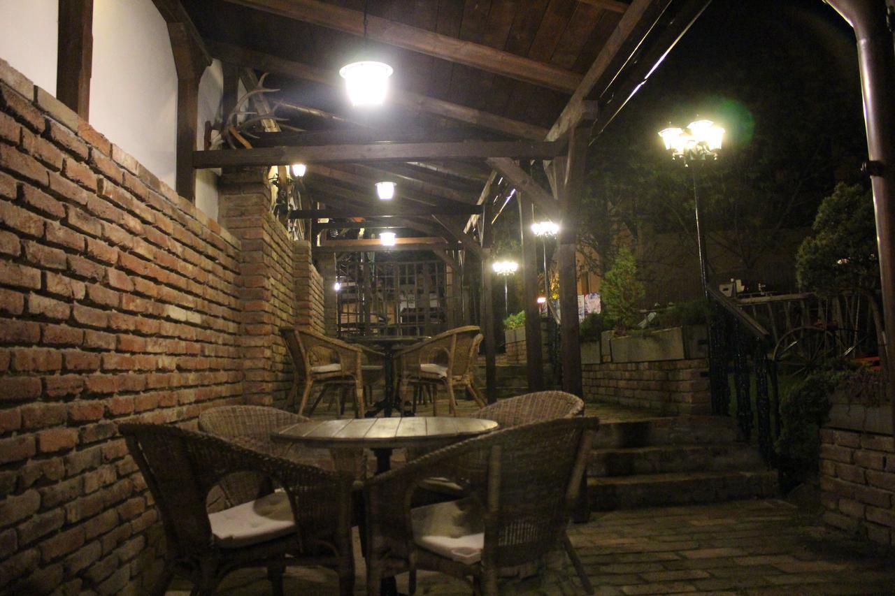 Hotel Cerny Kun Louny Exterior foto